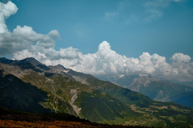 写真 晴れた日のジョージア スカイの山脈と雲と丘