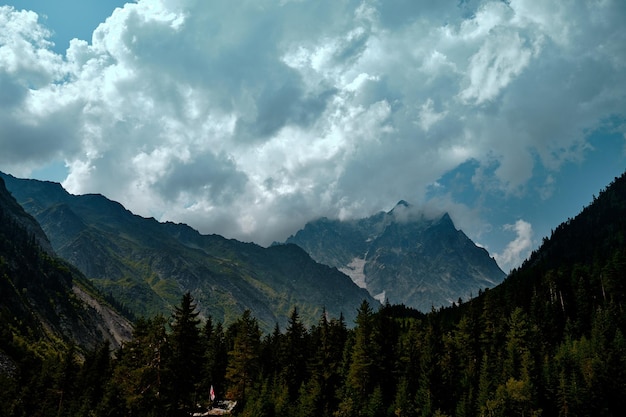 写真 晴れた日のジョージア スカイの山脈と雲と丘