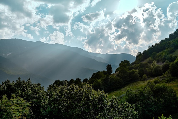 Catene montuose in una giornata di sole al georgia sky con nuvole e colline