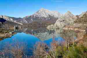 Photo mountain reflected in the porma reservoir spain