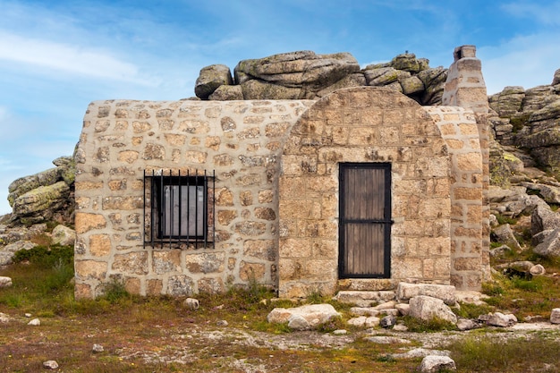 Rifugio di montagna a cueva valiente. tra le province di segovia, avila e madrid, in spagna. nel parco nazionale della sierra de guadarrama