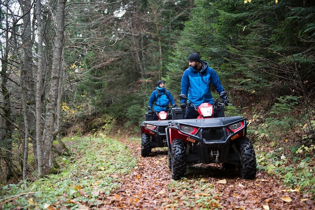 Photo mountain rescuers drives with quad