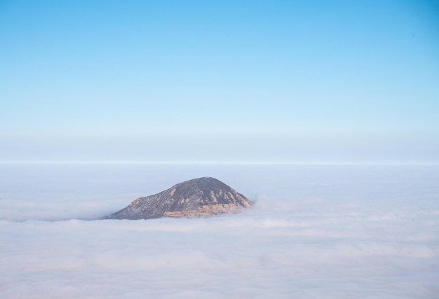 雲と青空から昇る山