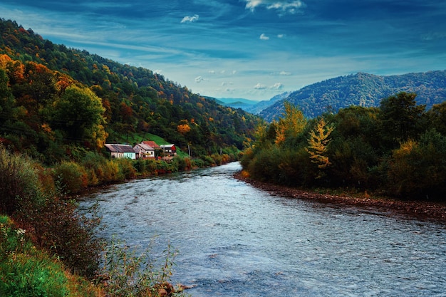 Fiume di montagna in autunno tra le montagne lavorazione artistica