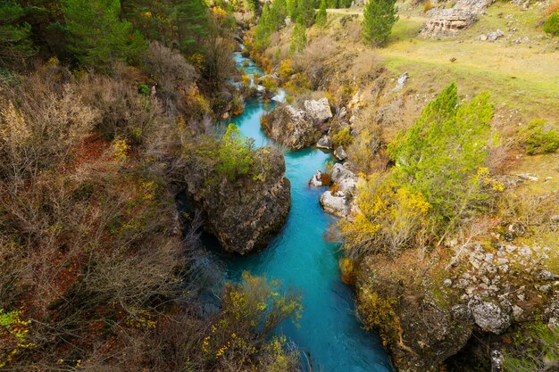 Fiume di montagna in autunno