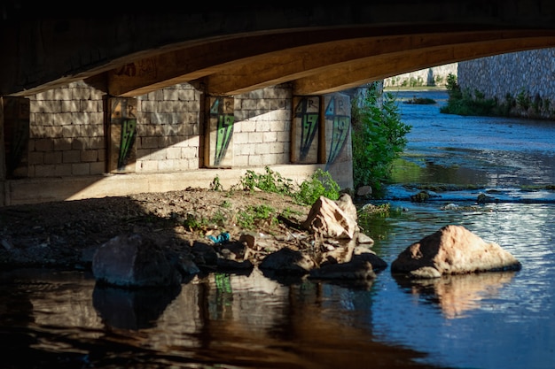 Fiume di montagna sotto il ponte. uno sguardo doloroso, natura.