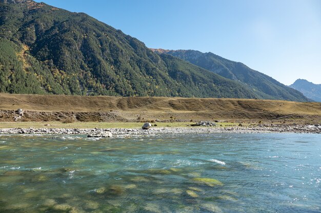 切り立った崖の間の山の川