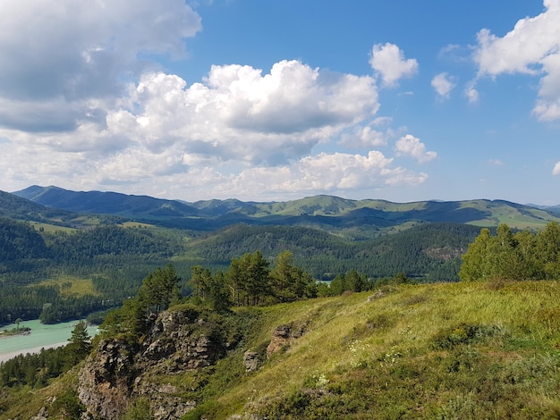 горная река в бескрайних горах горного алтая река катун