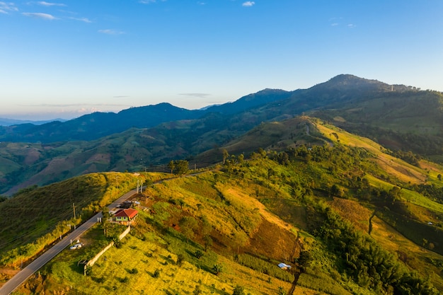 山岳道路接続朝の時間で都市と青空の背景チェンライタイ