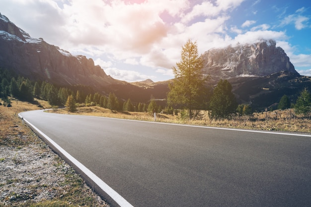 Photo mountain road highway of dolomite mountain - italy