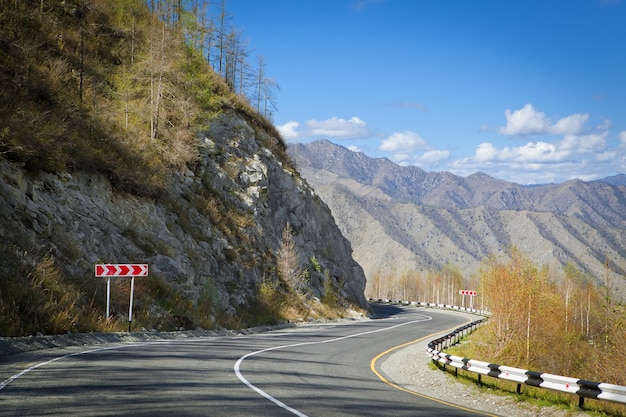 美しい自然の中の山道ハイウェイ