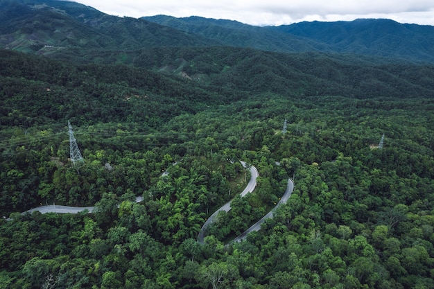 上の田舎の村の形への山道