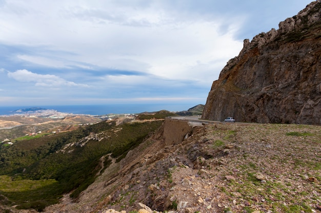 Горная дорога. Пейзаж с камнями, шоссе в горах. Транспорт