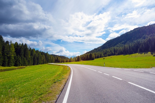 Strada di montagna in montagna dolomiti, italy