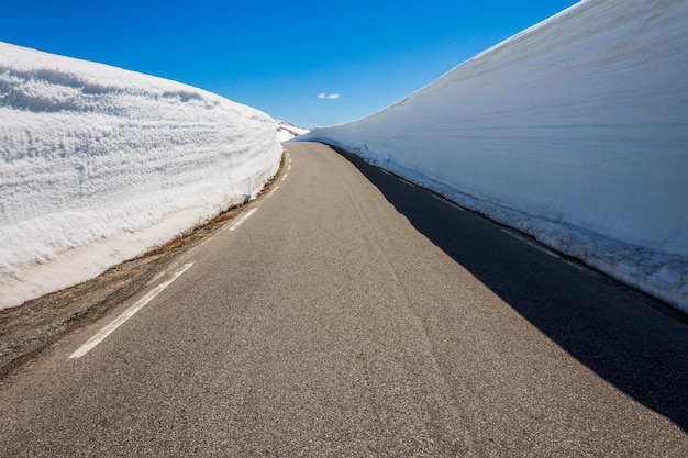 高い雪壁のあるノルウェーの山道