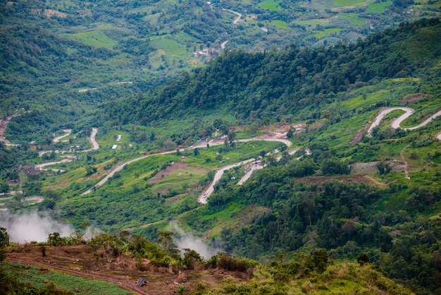 Горная дорога в (phu tubberk) в национальном парке Фу Хин Ронг Кла