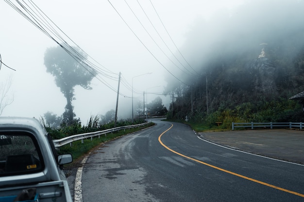 雨と霧の日の山道、パイへの道