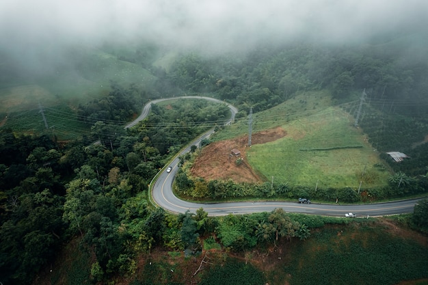 雨と霧の日の山道、パイへの道