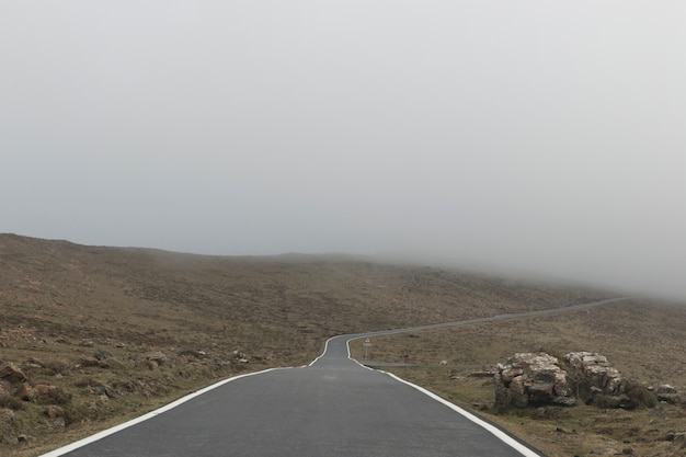 Горная дорога с туманом.