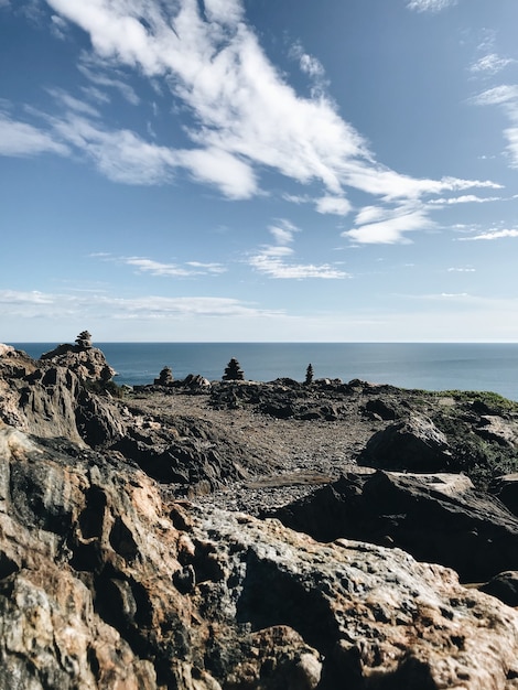 Фото Горные скалы с видом на море и облака