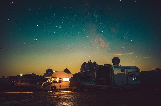 Photo mountain rv park motorhome camping under starry sky