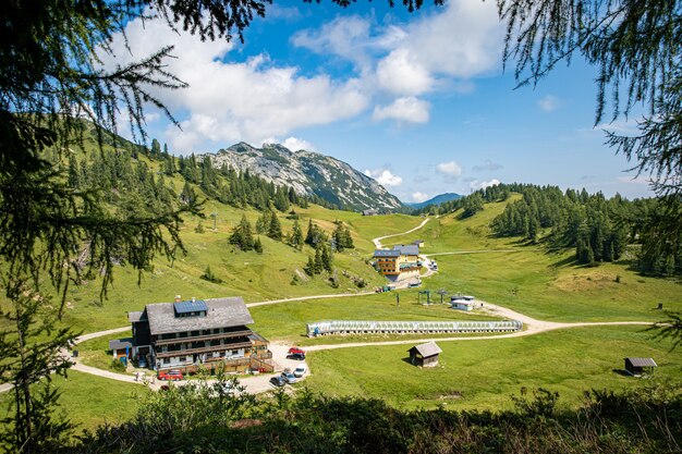 オーストリアアルプスの山の風景がハイキングコースで会う