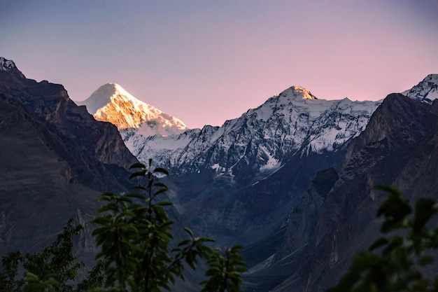 パキスタンのカリマバード城からの山の風景