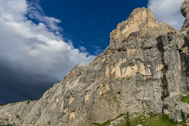 アルプス、イタリアの山の風景の風景