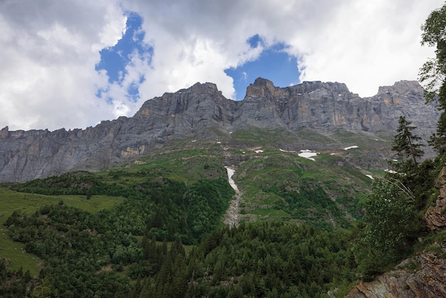스위스 알프스에서 Sustenpass의 산 풍경