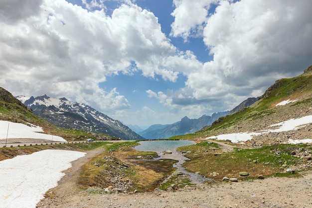 Paesaggio di montagna del sustenpass nelle alpi svizzere