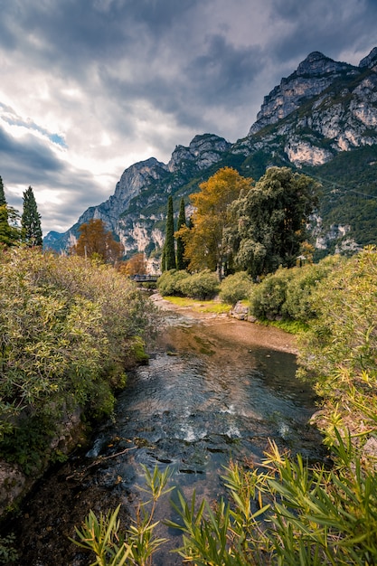 Foto paesaggio panoramico alpino scenico della montagna, cielo blu