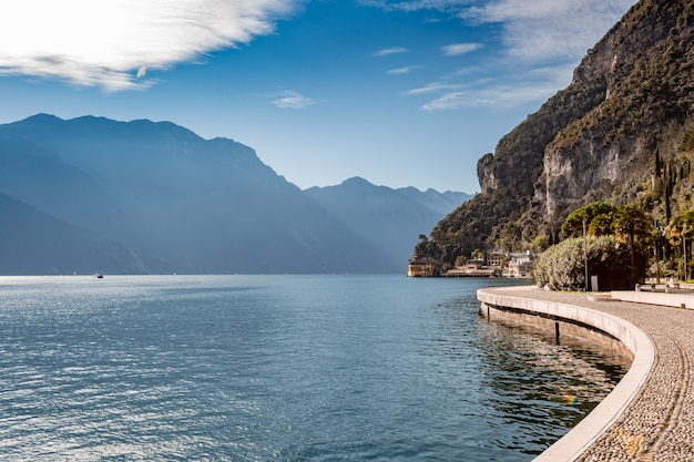 Foto paesaggio panoramico alpino scenico della montagna, cielo blu