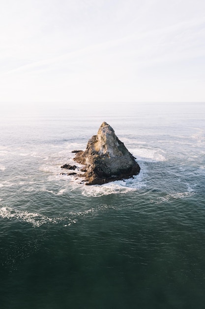 Photo mountain in sea against sky