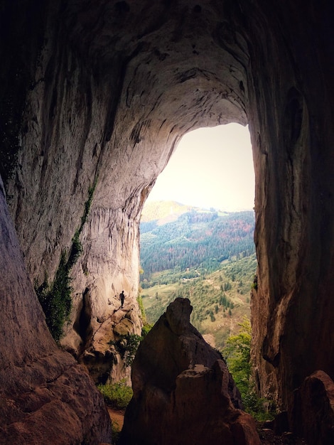 Foto la montagna vista attraverso la formazione rocciosa