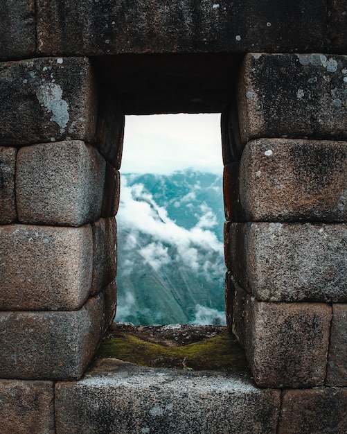 Photo mountain seen through window at machu picchu