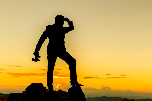 Photo mountain silhouette businessman