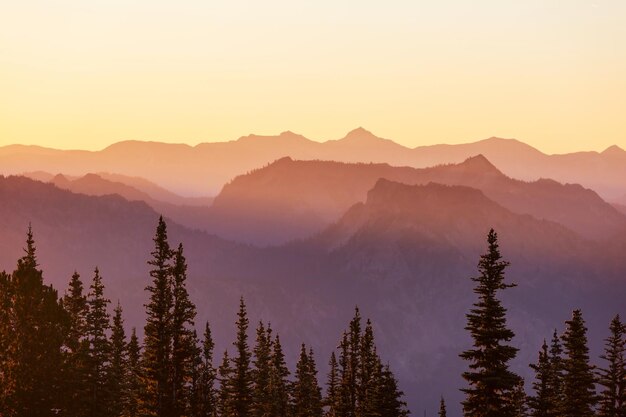 Photo mountain silhouette at sunrise in spring season