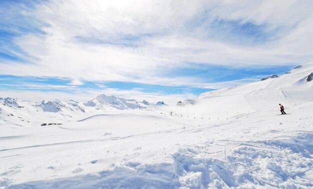 Sci di montagna sulle alpi nella zona di paradiski francia