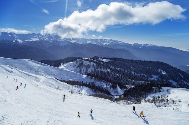 ロシアのRosaKhotorスキーリゾートの山の斜面。