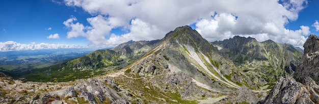 山の石の範囲は、青い曇り空を背景にピークに達します。自然の景観。旅行の背景。休日、ハイキング、スポーツ、レクリエーション。国立公園ハイタトラ、スロバキア、ヨーロッパ