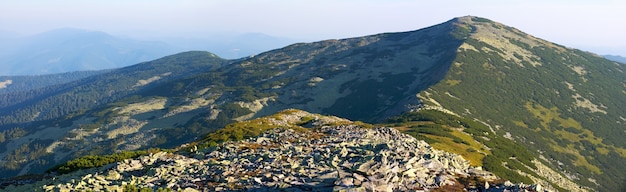 山の石のパノラマ（カルパティア山脈のGorgany地域、ウクライナ）。 3枚の合成画像。