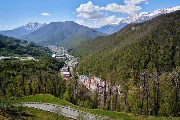 Paesaggio estivo di montagna krasnaya polyana vista dall'alto sochi russia