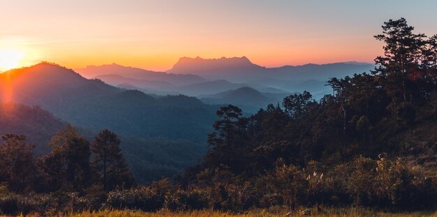 山の日の出山の風景と早朝の光