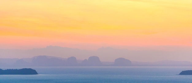 夕日の海の山