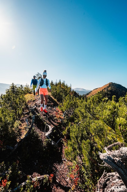 Foto paesaggio montuoso dei tatra vista dalla valle di jasna nei bassi tatra escursione dalla valle di demenovska al picco del sina nei bassitatra liptov slovacchia