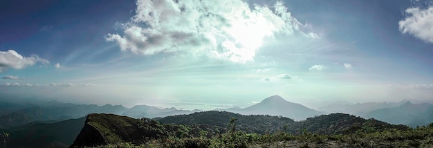 Photo mountain top view at sunset beautiful from the highest peaks of the mountains kanchanaburi thailand san nok wua khao mountain in kanchanaburi