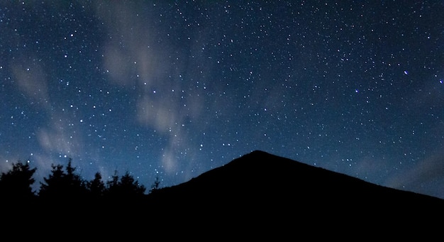 별자리 은하수 자정 맑은 하늘이 있는 산 정상