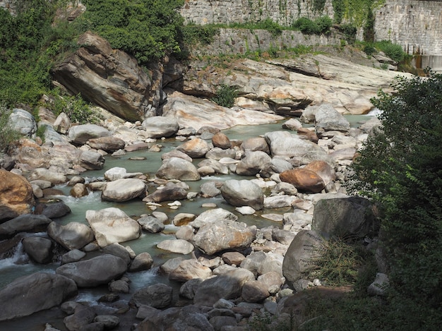 山の急流の川