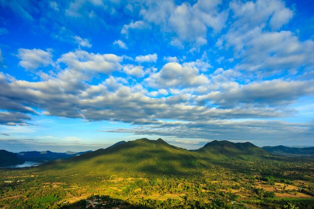 Photo mountain valley during sunrise beutiful natural landsscape in the summer time