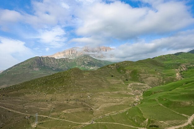 Gymyhli tractCaucasus2021の近くのCherekBalkar川の峡谷の山の谷